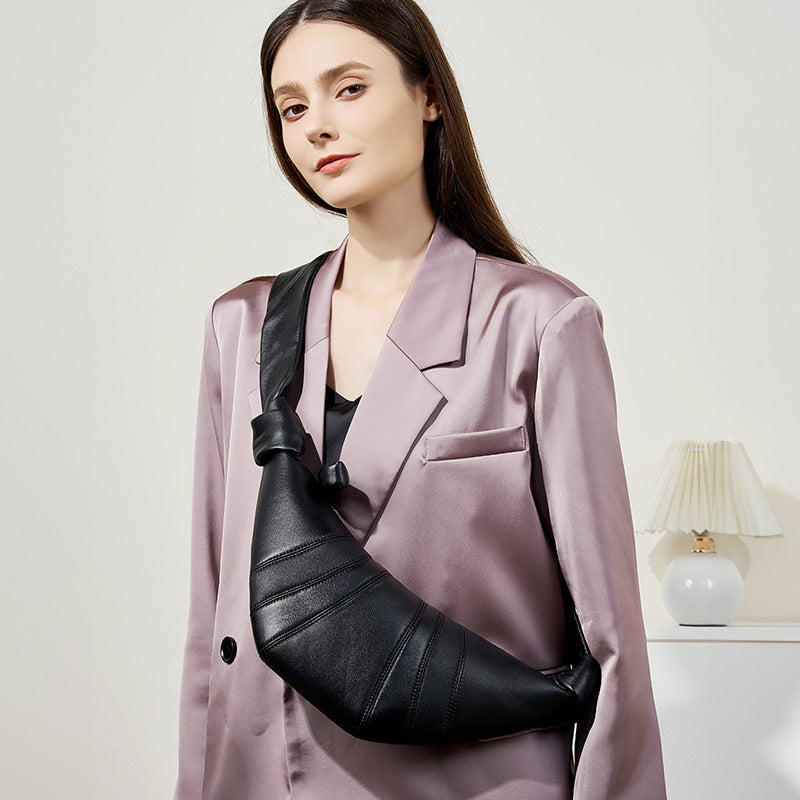 法国小众头层小羊皮可颂包斜跨慵懒感牛角包真皮单肩斜跨饺子包女